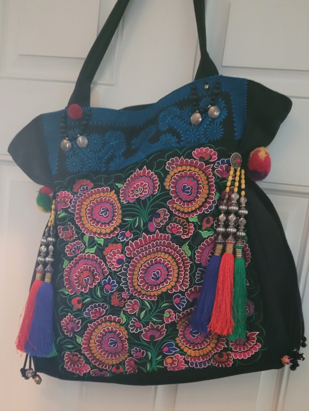 Large Embroidered Tote /Handbag Preowned.